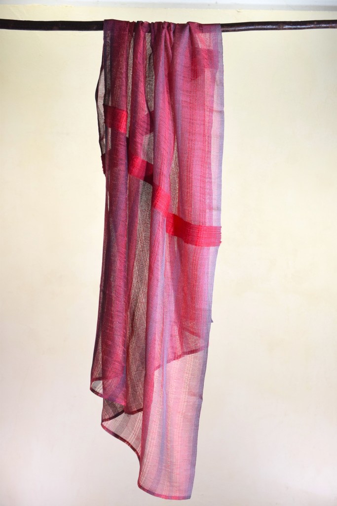 絹・絹手紡ぎ真綿からみ織り布～ストロベリーレッド～　Silk Leno Weaving Textile with Hand-spun floss silk ～strawberry red～ full