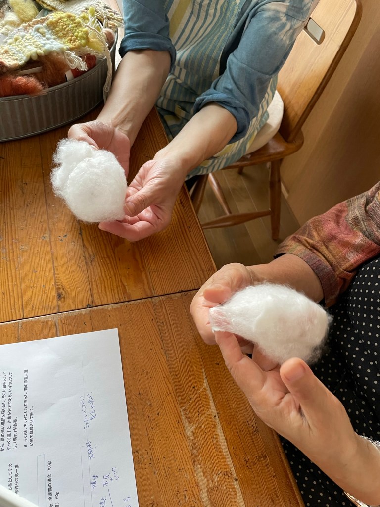 八王子での染織教室：真綿づくり