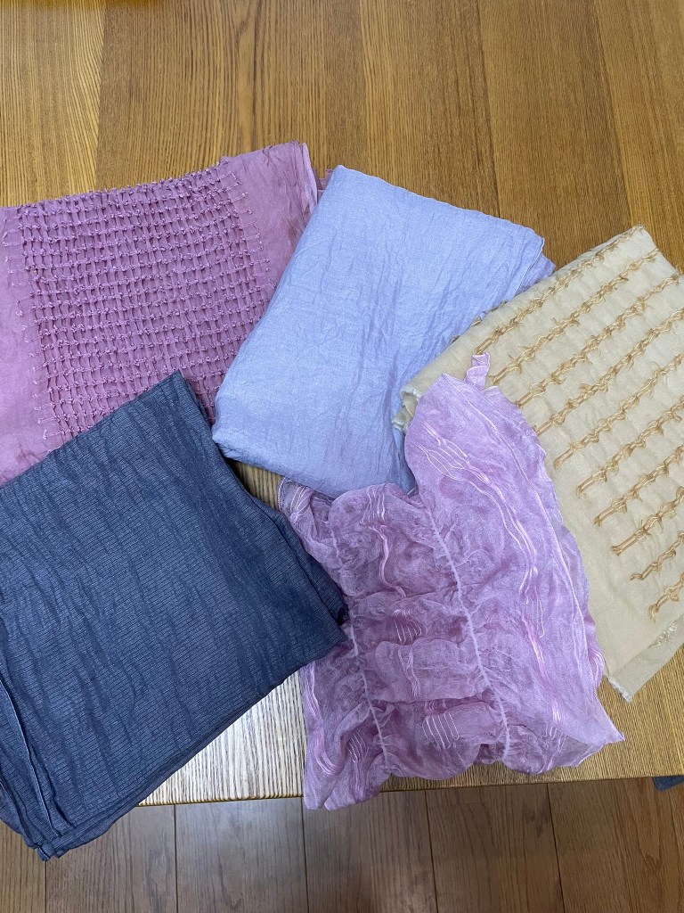 ゲストの方々が持参したストールを染色