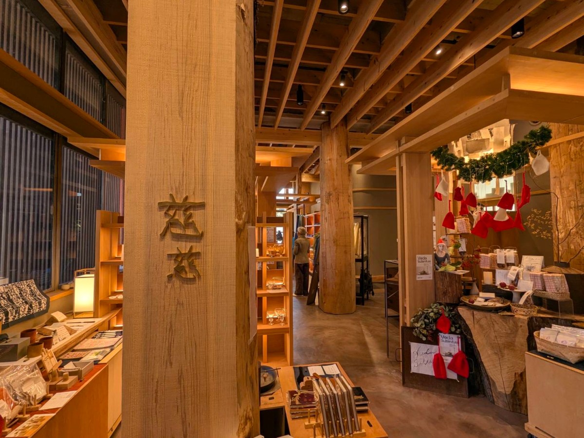 霧島神宮駅「光来 -corai-」駅舎内「慈慈」 |&nbsp;Kirishimajingu