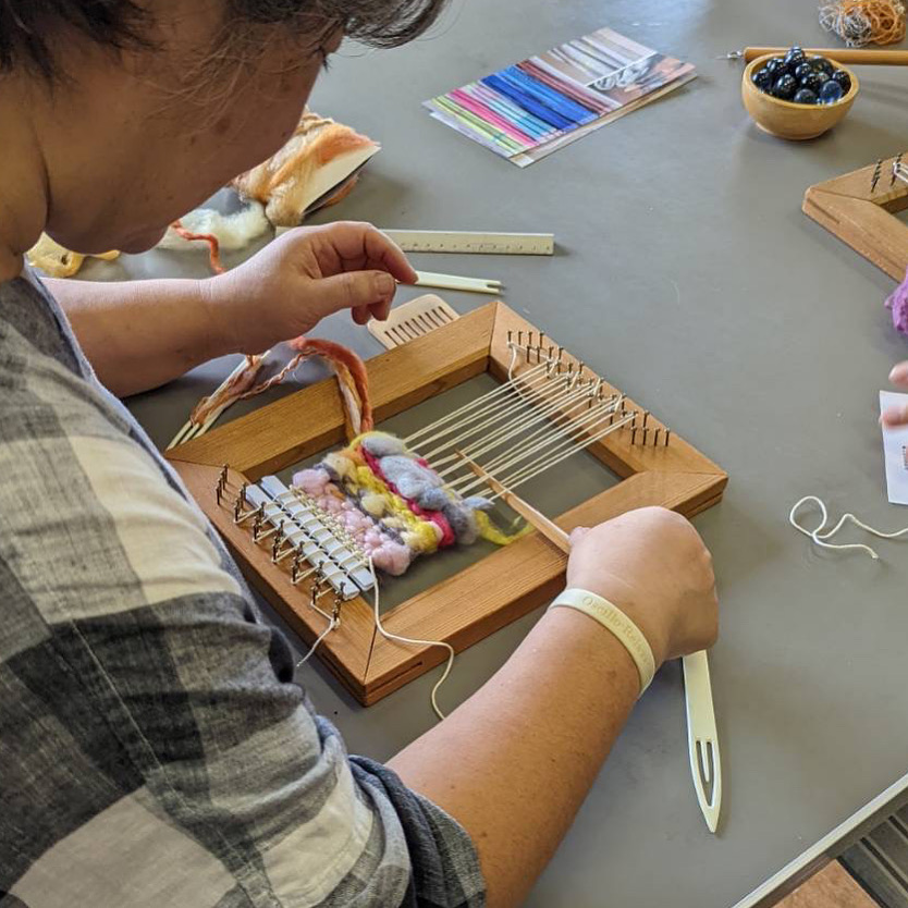 草木で染めた絹真綿と木枠織り