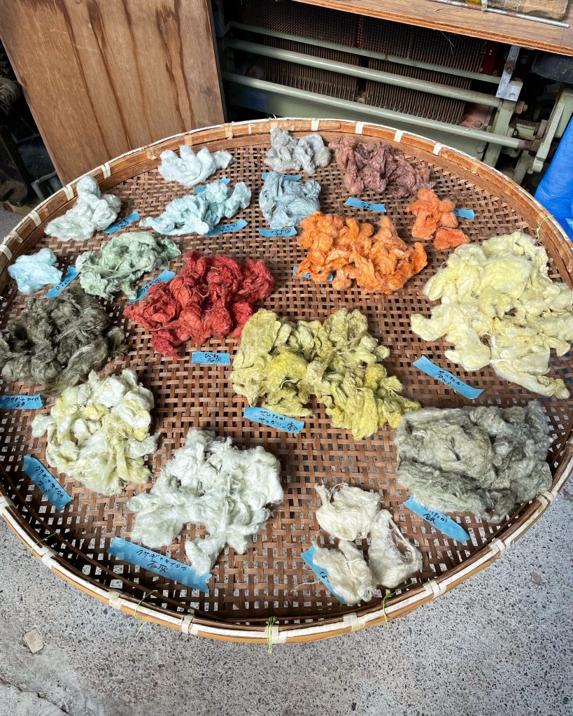 草木で染めた絹真綿