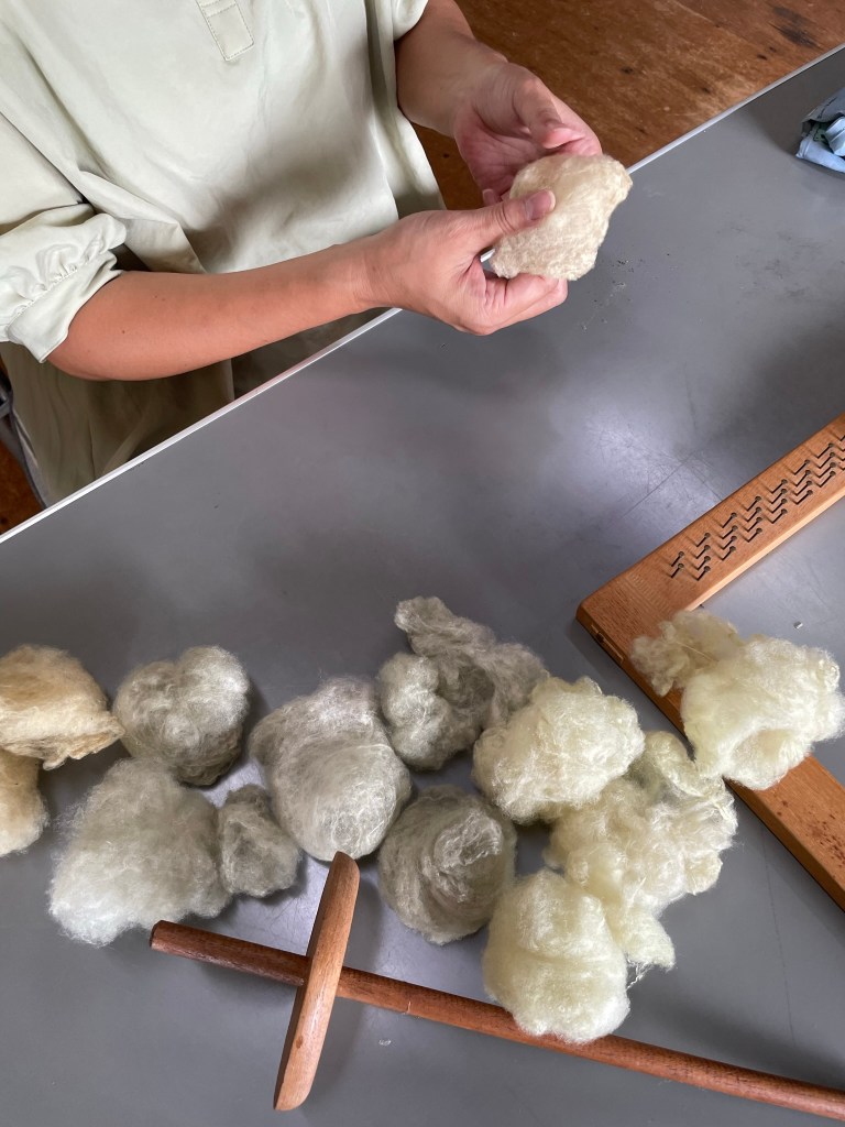 真綿と木枠、糸紡ぎ棒