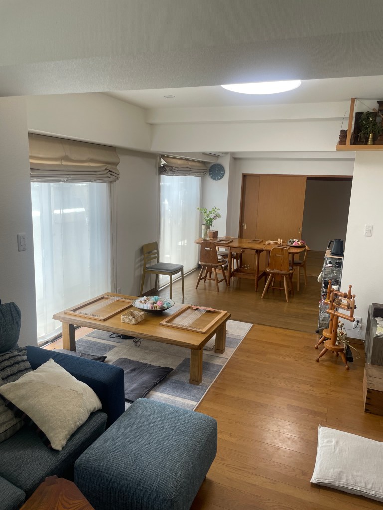 草木で染めた絹真綿と手紡ぎ糸を使ったワークショップの準備