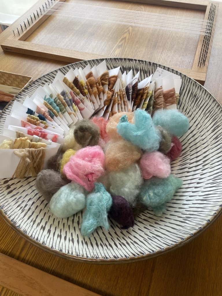 植物名のカードと草木で染めた絹の糸