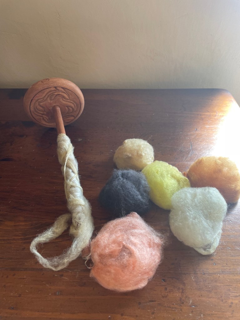 草木で染めた絹真綿と手紡ぎ棒
